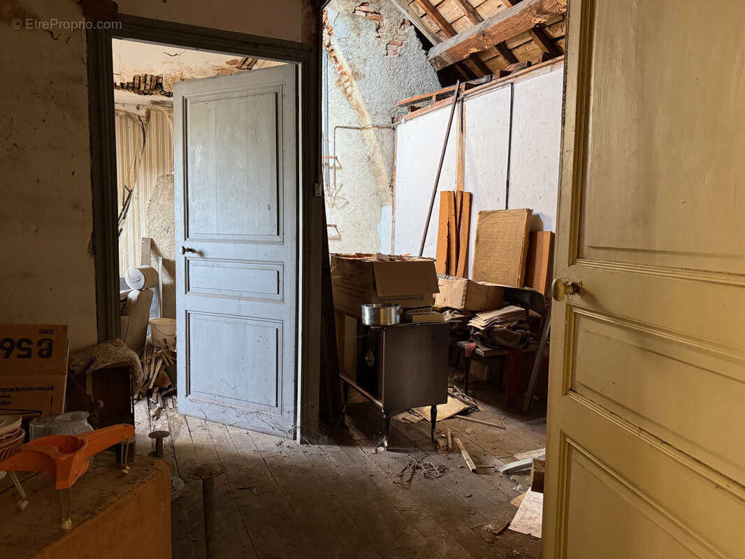Auv 1227 : Maison de bourg à rénover, jardin, garages et grange - photo 70
