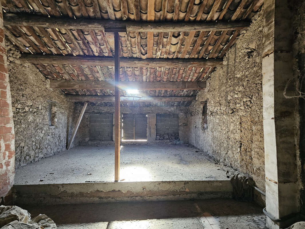 Appartement à LA ROQUE-D'ANTHERON