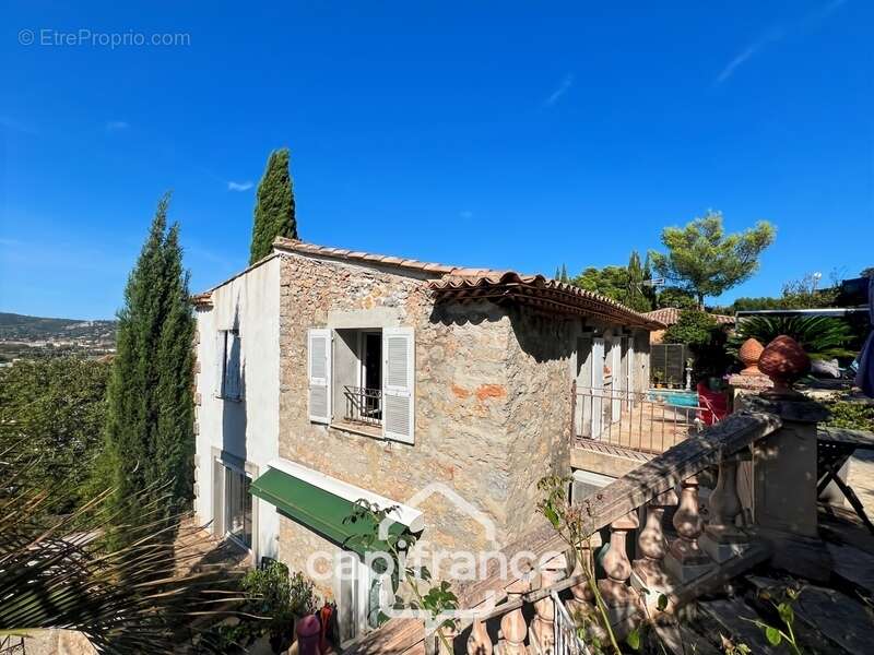 Maison à vendre 6 pièces HYERES (83) - Charme de l'ancien - 4 chambres - 200m2 habitables - Piscine - possibilité 2 appartements - photo 23