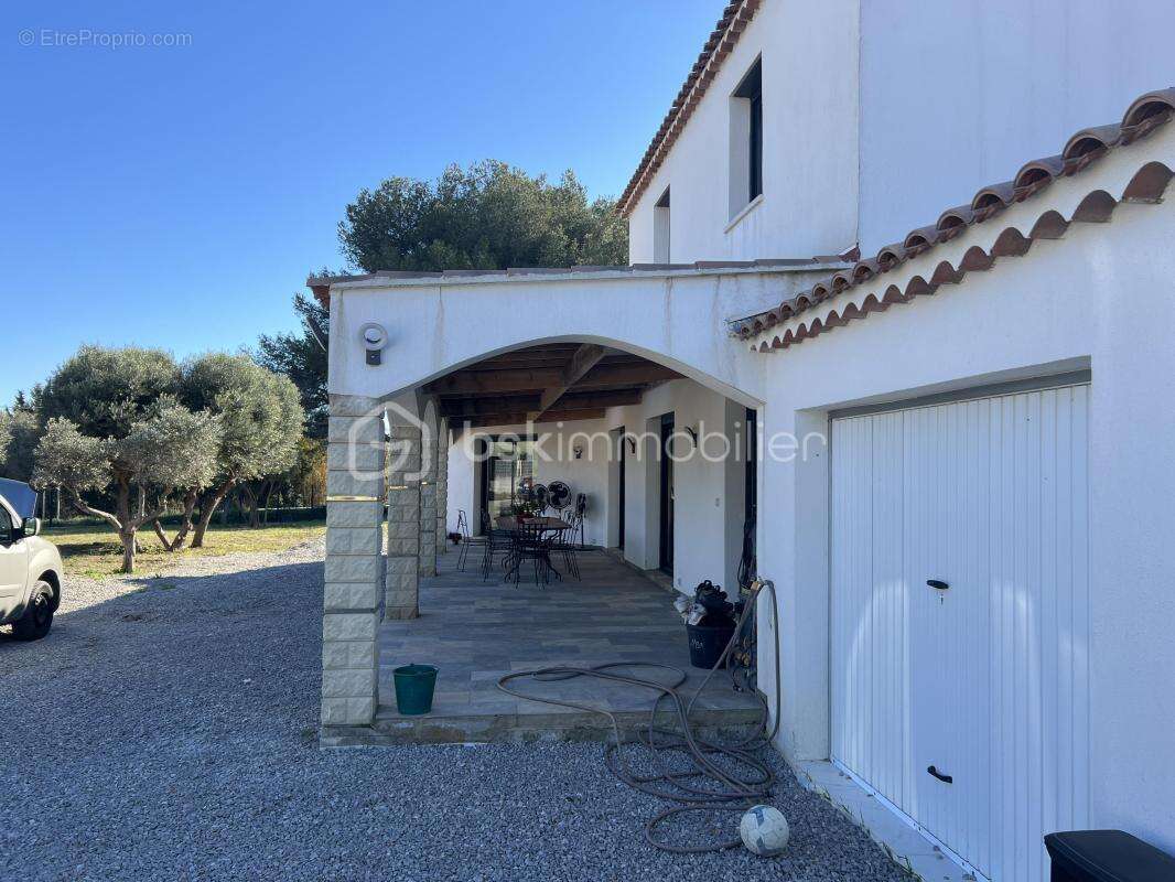 Maison à SAINT-MITRE-LES-REMPARTS