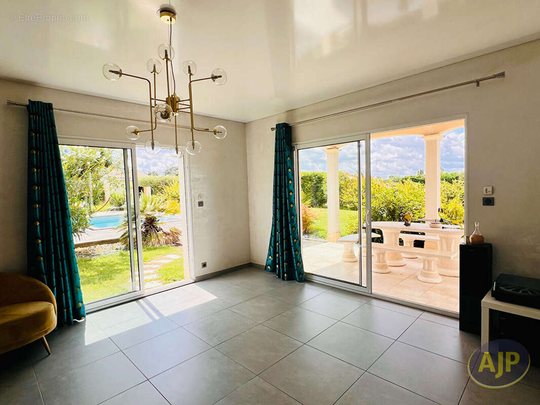 Maison à SAINT-MAGNE-DE-CASTILLON