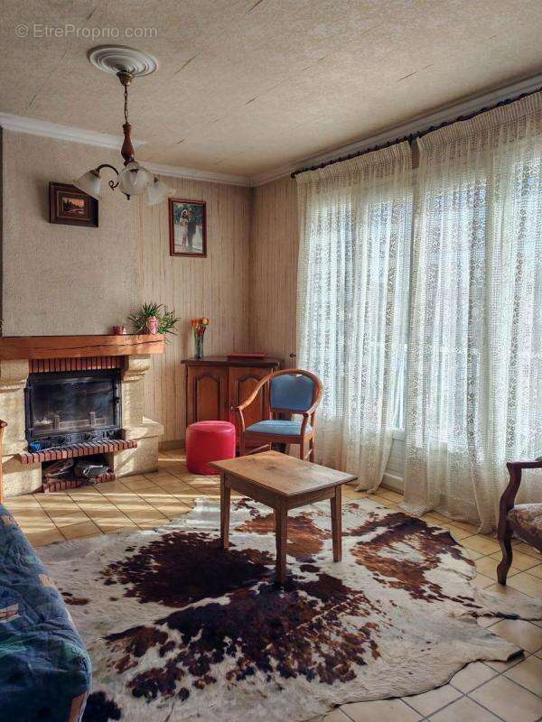 Maison à COLLONGES-LA-ROUGE