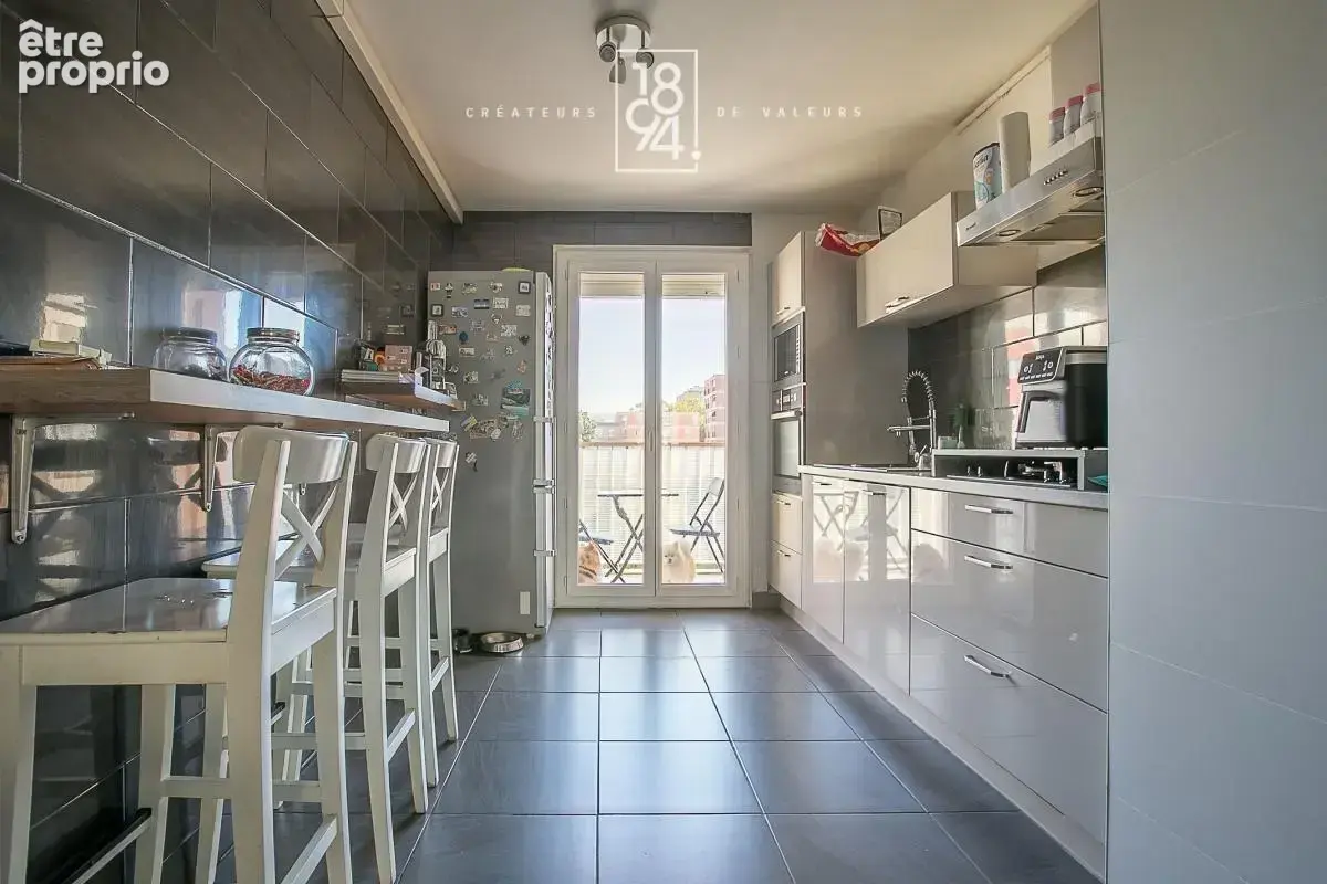 Traversant de type 4 en etage avec parking ,balcon et cave - photo 4