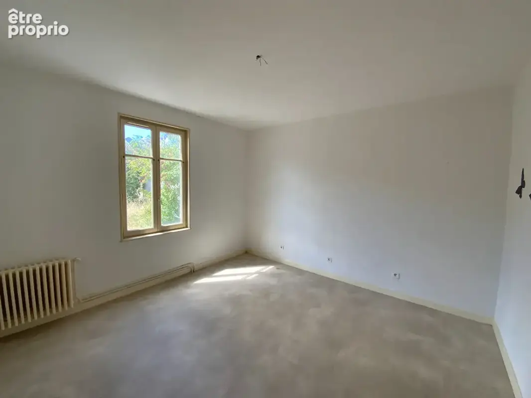LE CREUSOT proche commodités. Immeuble comprenant deux appartements avec garage et dépendances - photo 12