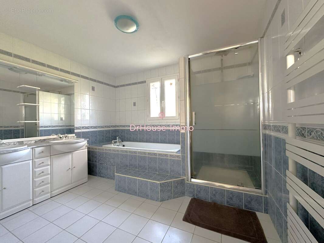 Maison à MONTMOREAU-SAINT-CYBARD