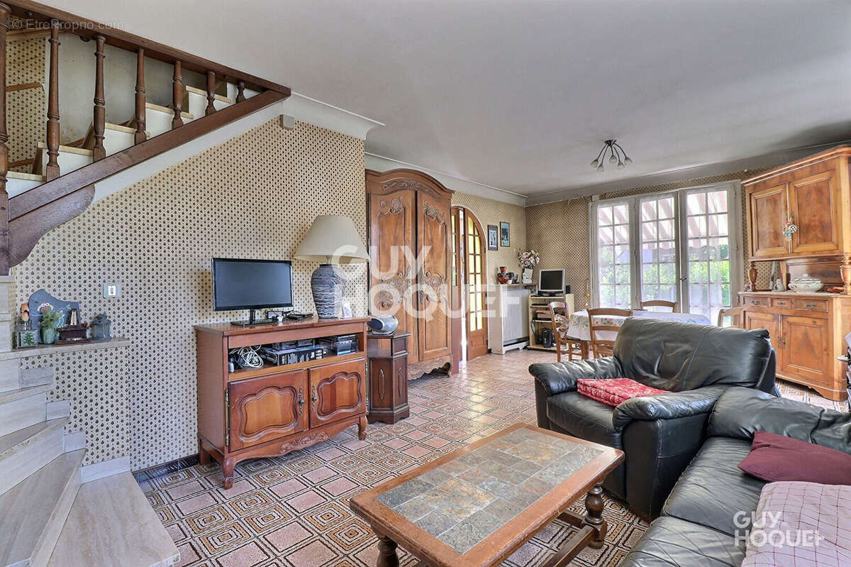 Maison à SAINTE-GENEVIEVE-DES-BOIS