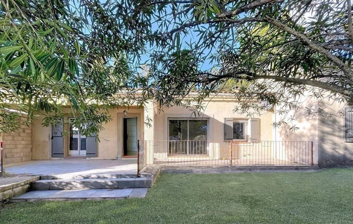 Maison à ENTRAIGUES-SUR-LA-SORGUE