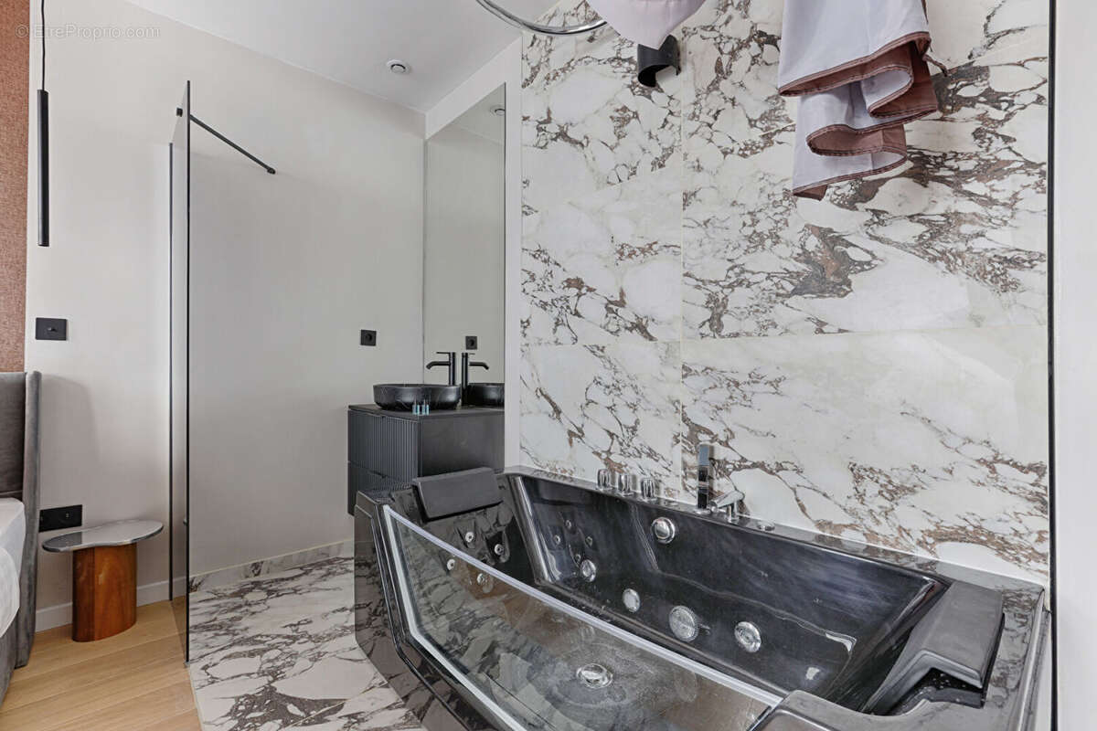 Appartement à PARIS-8E