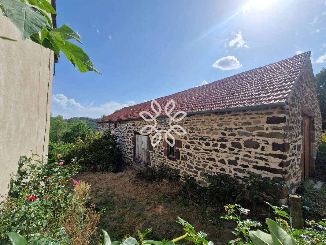 Maison de campagne avec dépendances et terrain de 1 193 m2 à Laurie - photo 2
