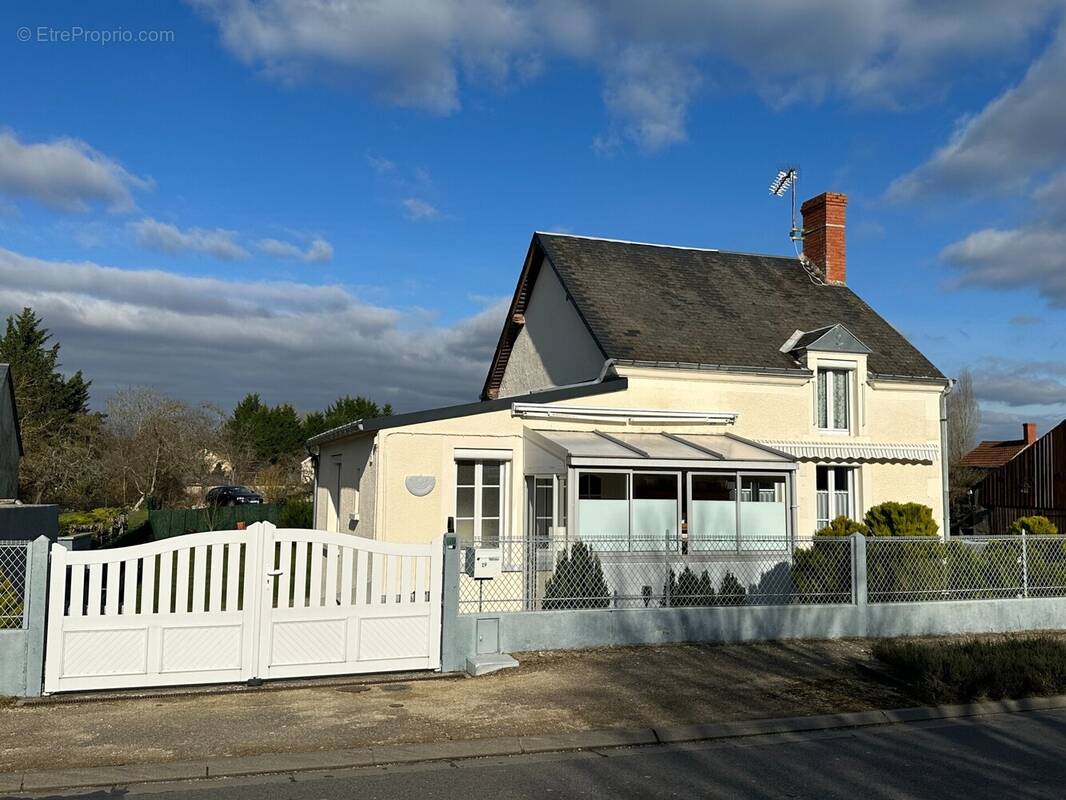 Maison à Pruniers, vue de la rue - Maison à PRUNIERS