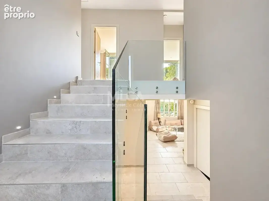 Élégante villa avec piscine — plages et commerces à pied - photo 10