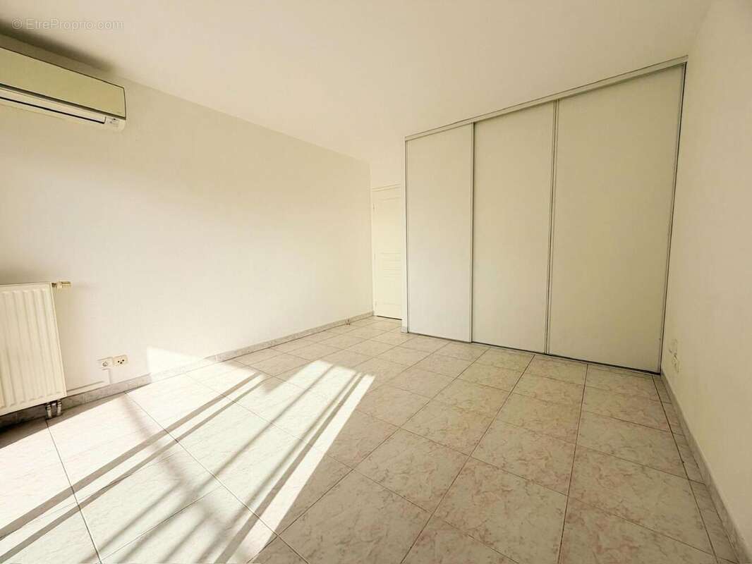   - Appartement à SAINT-LAURENT-DU-VAR
