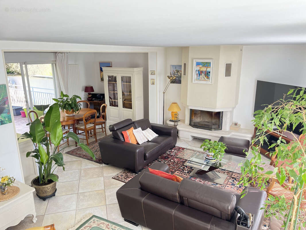 salon salle a manger donnant sur terrasse - Maison à BUC