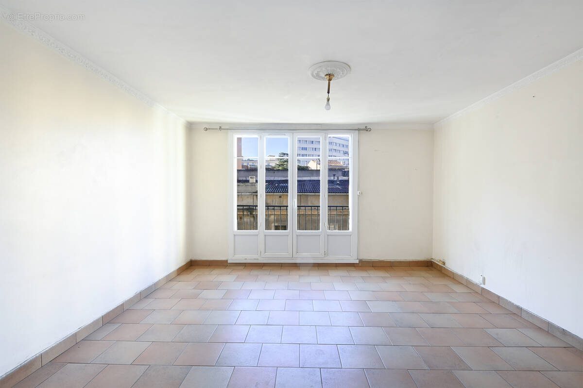 Appartement à MARSEILLE-3E