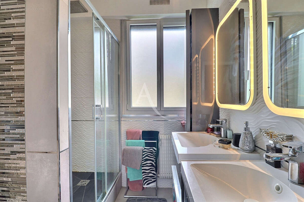 Appartement à LE MESNIL-LE-ROI