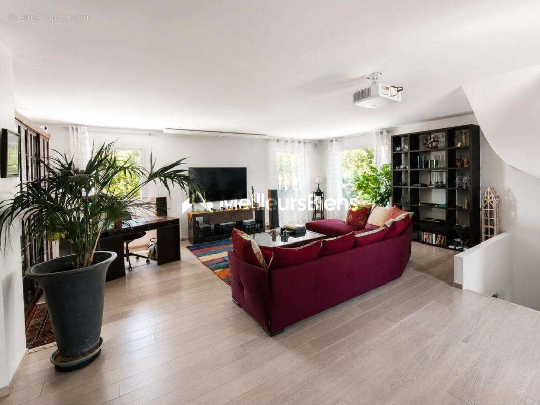 Superbe maison de 202 m² à Crozet 5 chambres, terrain de 1400 m² - photo 7
