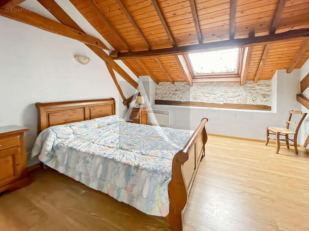 Grange en pierre aménagée sur un joli terrain + dépendance - photo 12