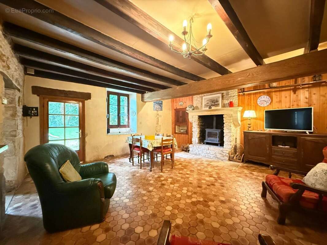 Charmante maison en pierre de 4 chambres dans un quartier paisible - photo 3