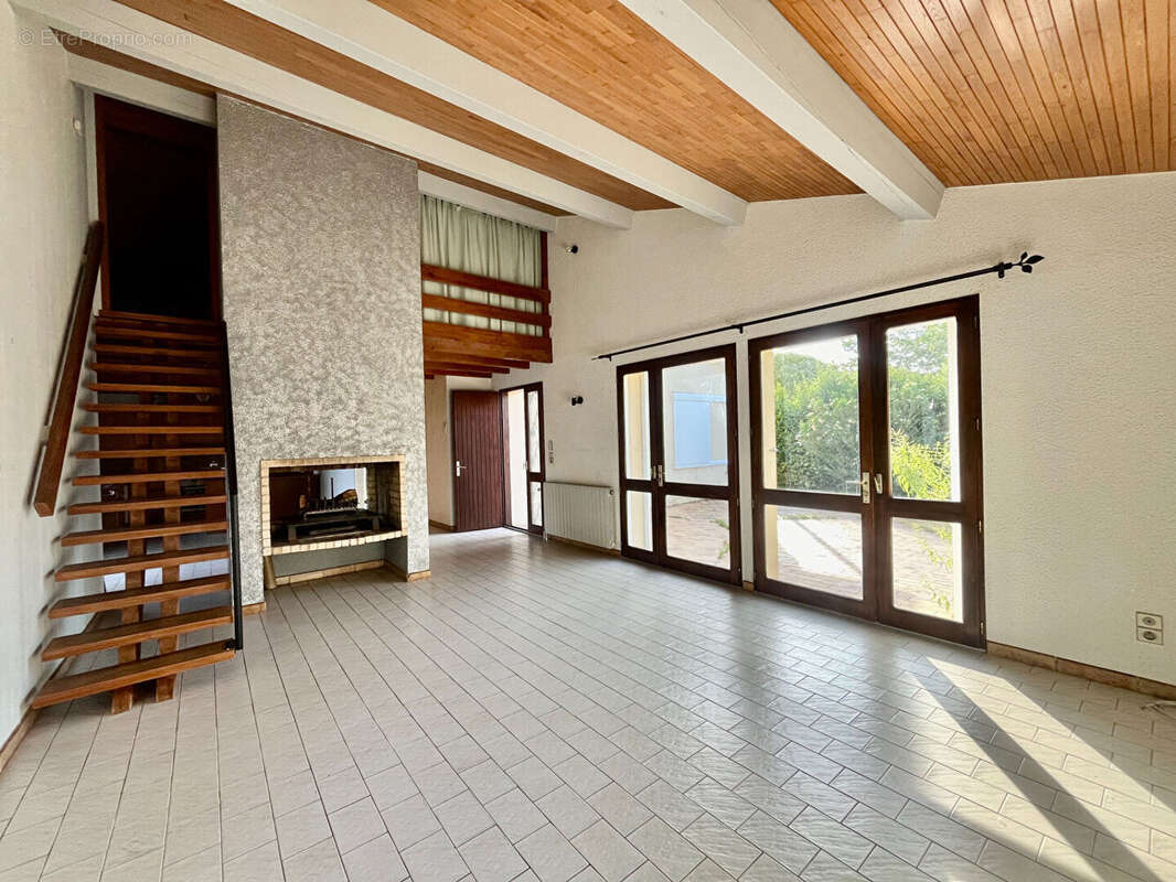 Secteur Villeneuve-sur-Lot, dans un quartier résidentiel, venez découvrir cette jolie maison d'architecte des années 80, avec vi - photo 2