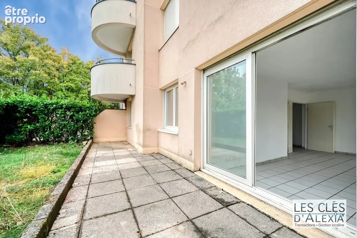 Bron – t3 en rez-de-jardin – terrasse, jardin, cave et stationnement - photo 11