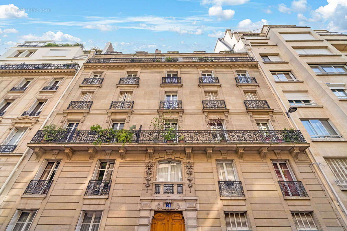 Emplacement prestigieux - haussmannien - etage eleve - balcon - photo 12
