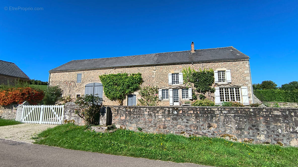Maison à QUARRE-LES-TOMBES