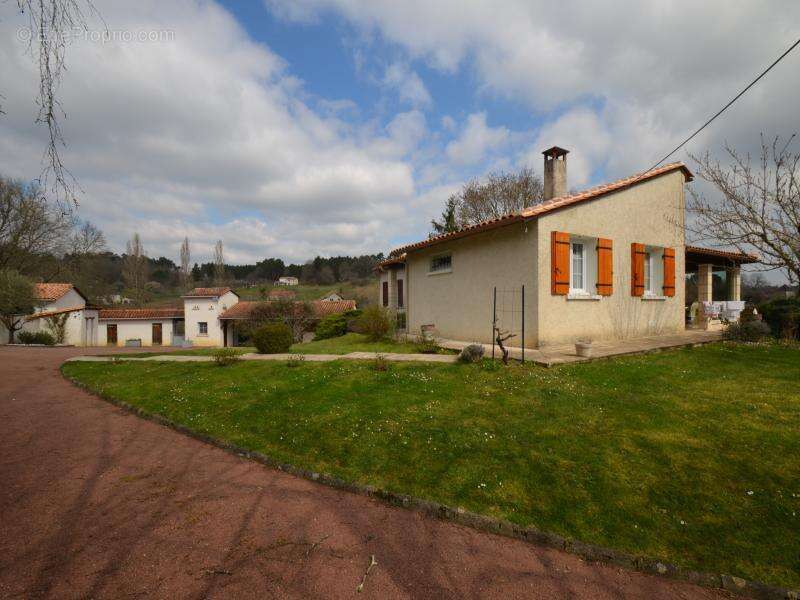 Maison à SAINT-GERMAIN-DU-SALEMBRE