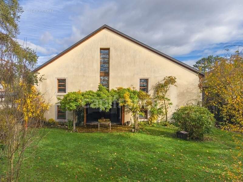 Maison à SAINT-GENIS-POUILLY