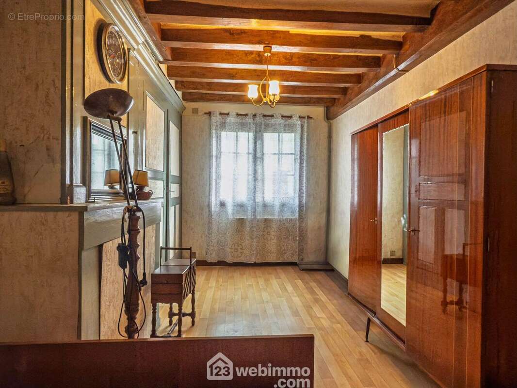 Un couloir dessert une première chambre... - Maison à MAZE