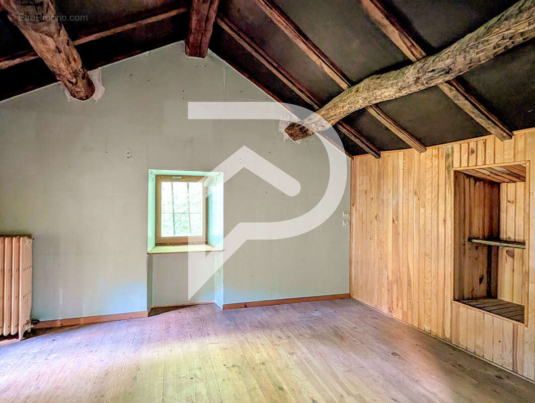 Maison à LAVAL-ROQUECEZIERE