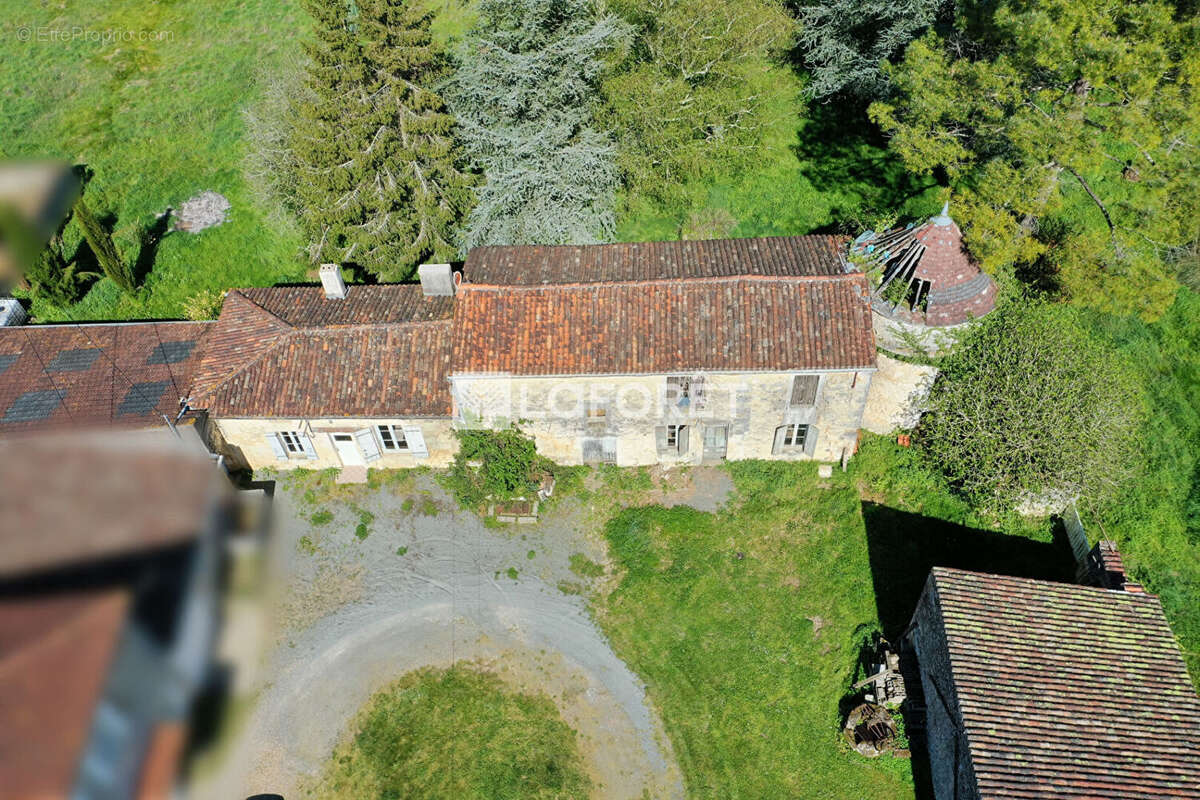 Maison à LE DOUHET