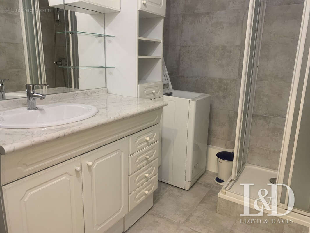 SALLE D&#039;EAU  - Appartement à PARIS-19E