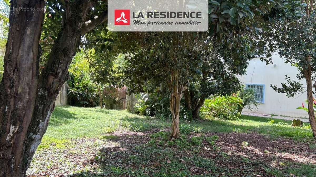 Terrain à LE LAMENTIN