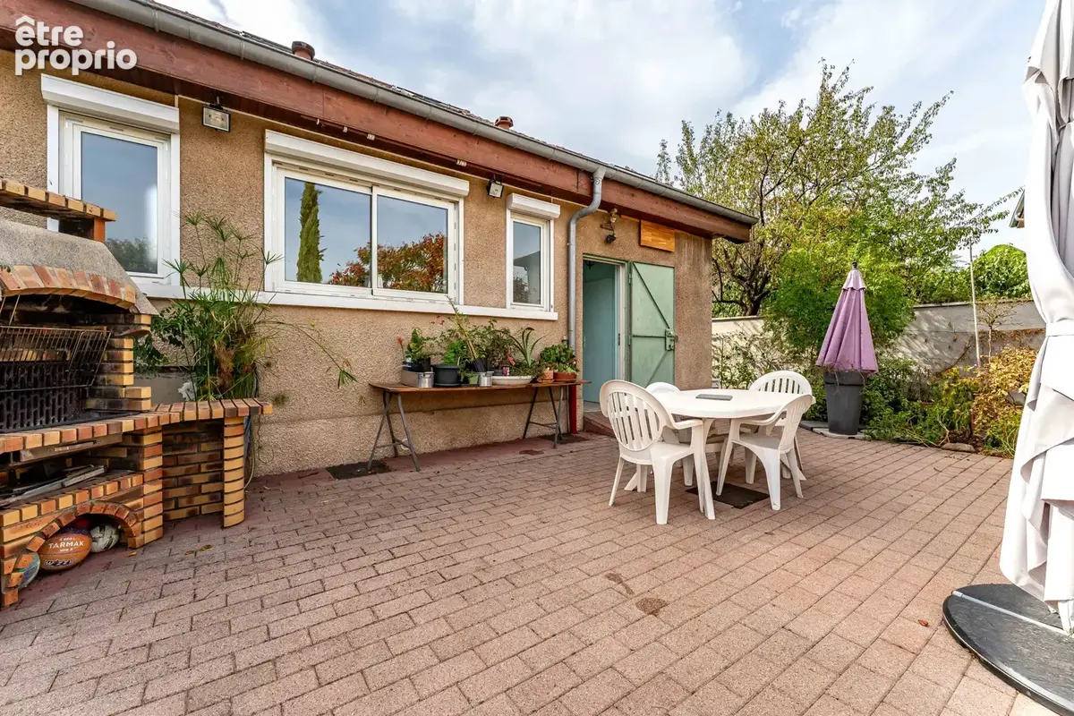 Maison familiale de 109m2 sur terrain plat de 1260m2 avec piscine et dépendance. - photo 4