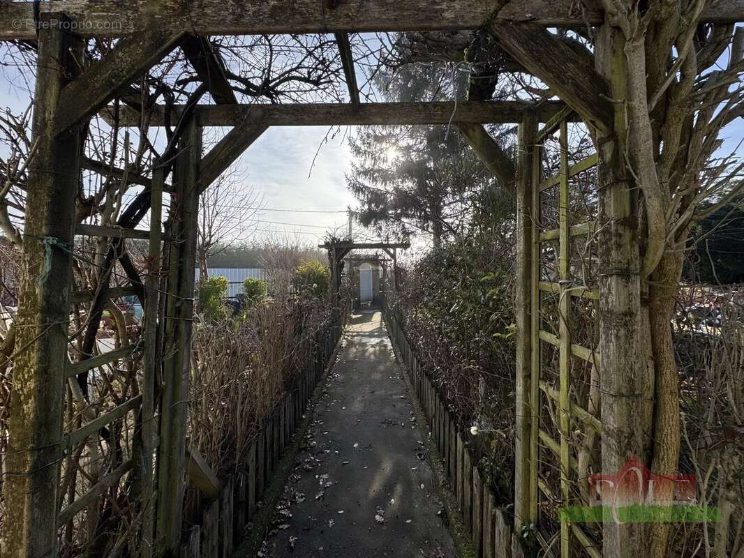 MONSTEROUX-MILIEU, Villa de plain pied T5 de 140m² avec un terrain de 1004m². - photo 8