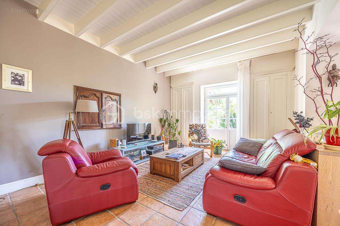 ***** Maison de caractère prête à vivre, rénovée énergétiquement, 2 chambres, joli jardin ***** - photo 8