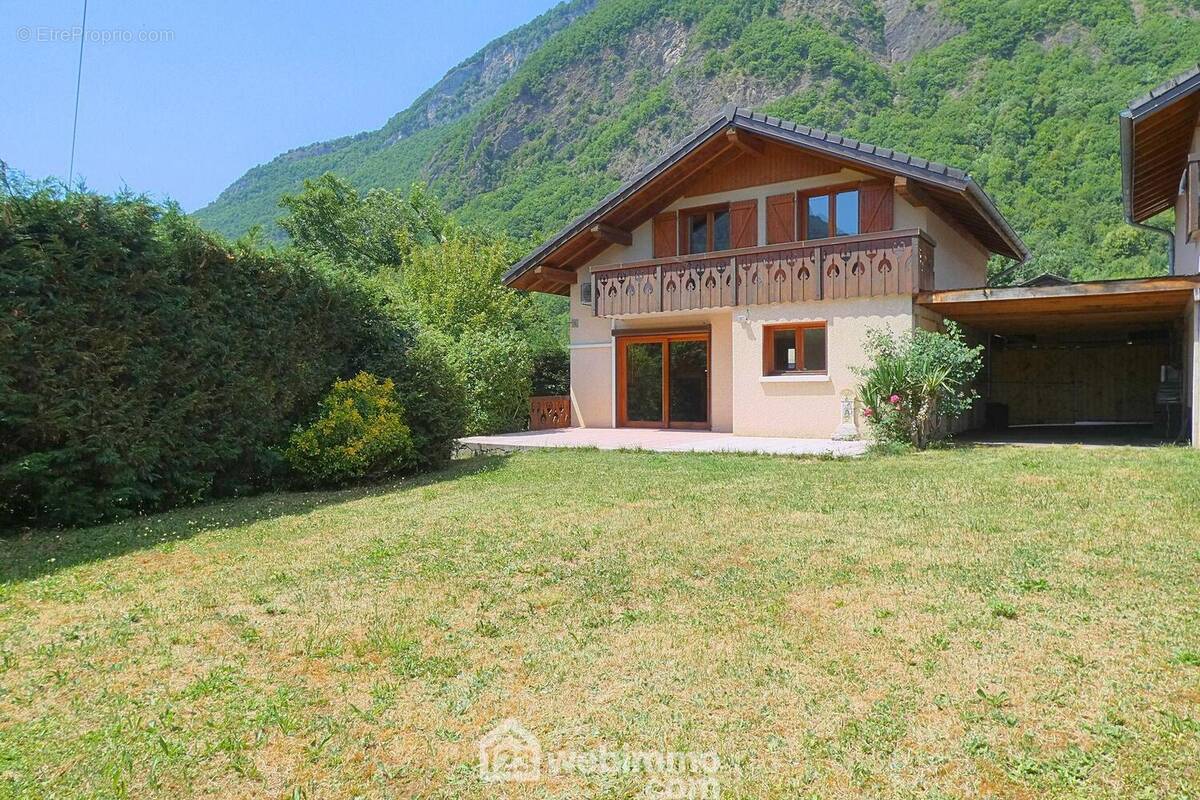 Vous apprécierez sa belle exposition et son terrain de 413 m² - Maison à UGINE