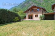 Vous apprécierez sa belle exposition et son terrain de 413 m² - Maison à UGINE