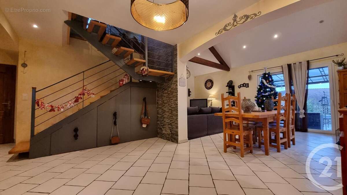 Maison à NEUILLY-LE-REAL