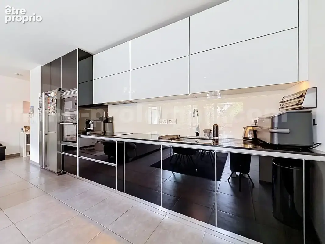 Appartement_T3_Annemasse_belle_superficie_proximitée_frontière_Suisse_tram_Ceva_direction_GENEVE_Frontaliers_Salon_Séjour_Cuisine_