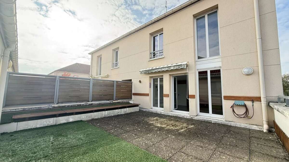 Appartement à EZANVILLE