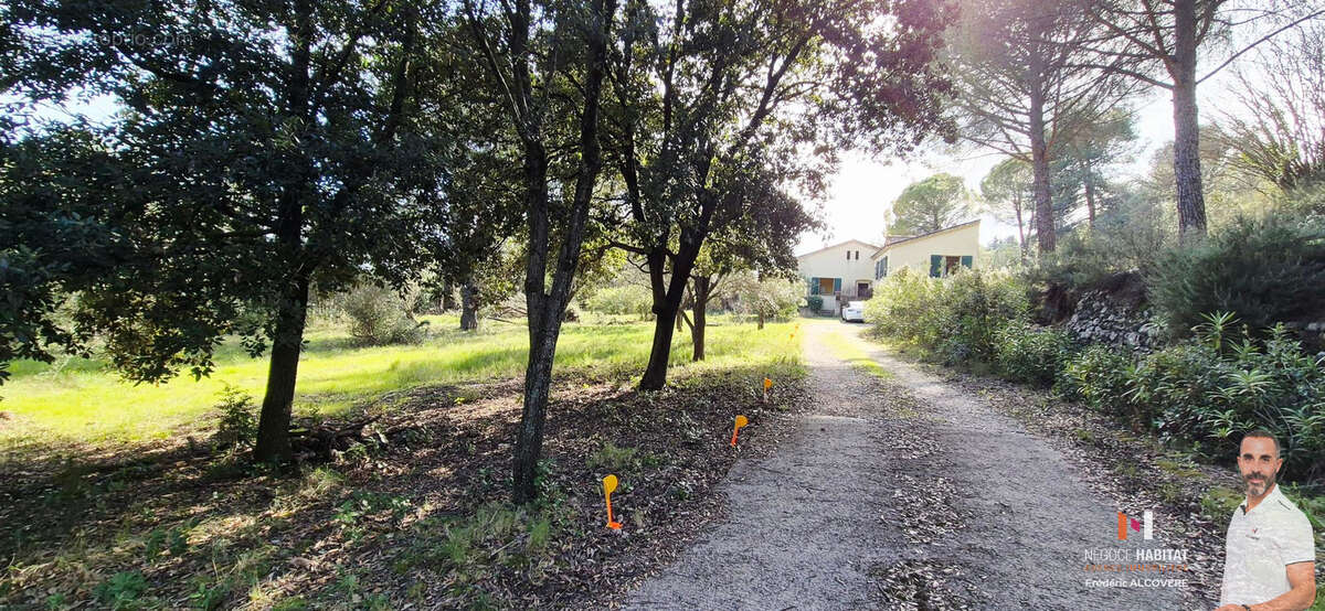 Terrain à NEBIAN