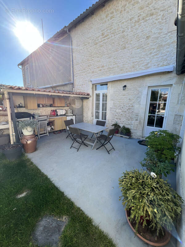 Maison à SAINT-JEAN-D'ANGELY