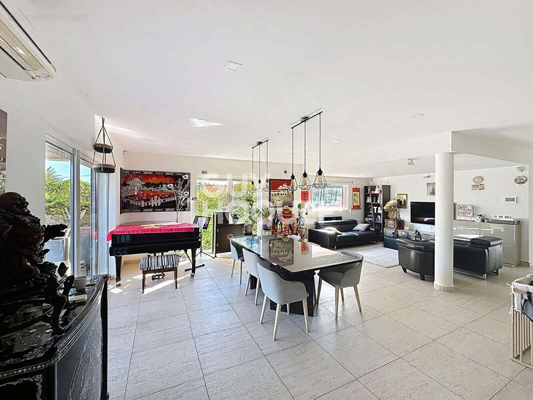 Maison à SAINT-LAURENT-DE-LA-SALANQUE