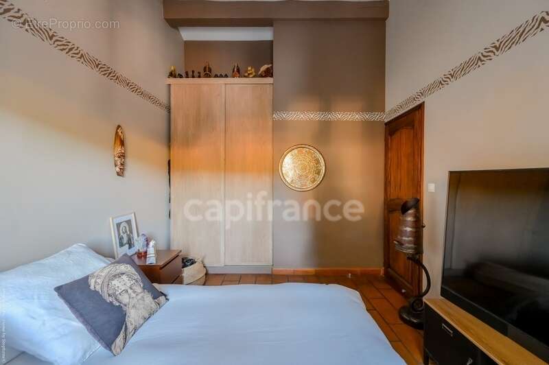 Maison à CEYRESTE