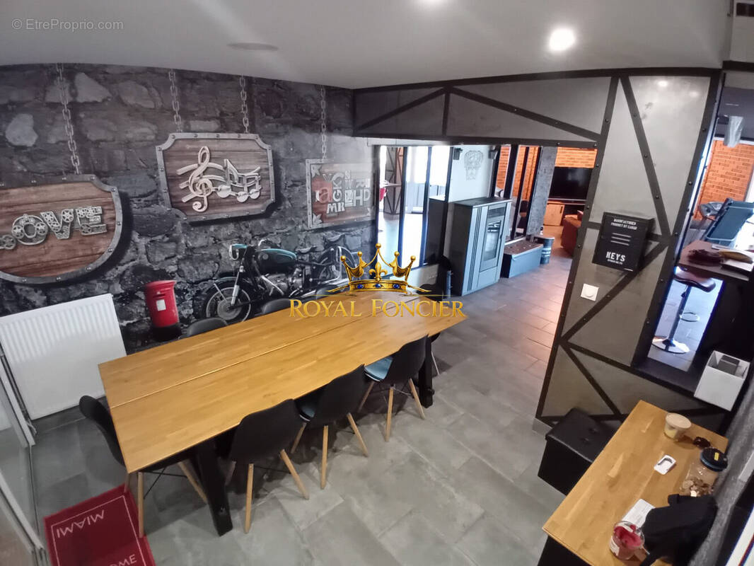 Belle pièce de vie de 60 m2 ouverte sur espace cuisine  - Maison à CHATELLERAULT