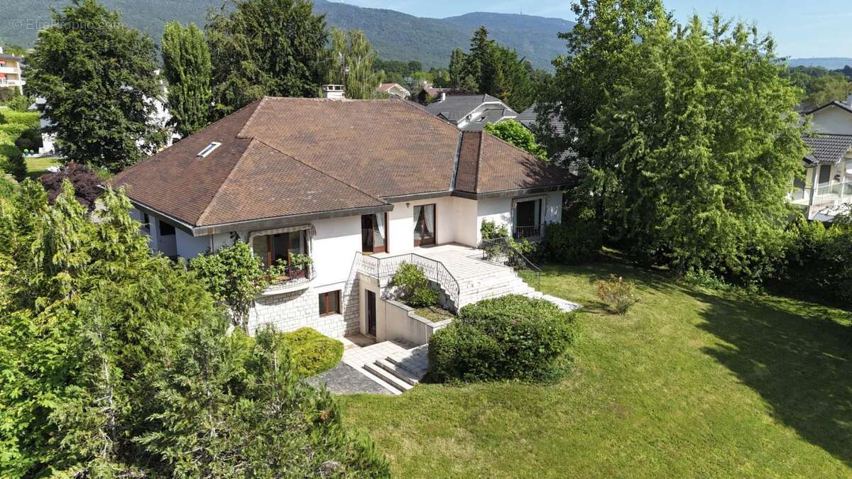 Divonne-les-Bains Centre Ville - Maison 6 chambres de 424 m2 - photo 5