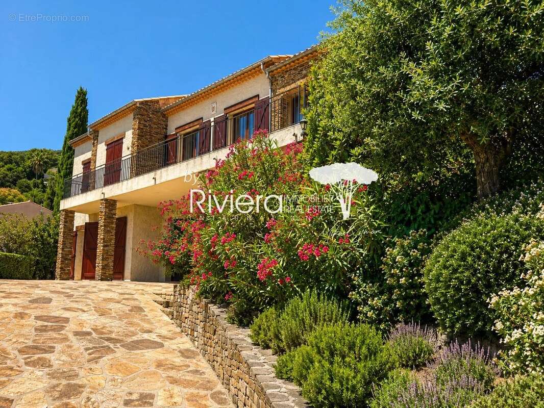 CAVALAIRE - Villa Vue Mer - 6 chambres - Double Garage. - photo 5