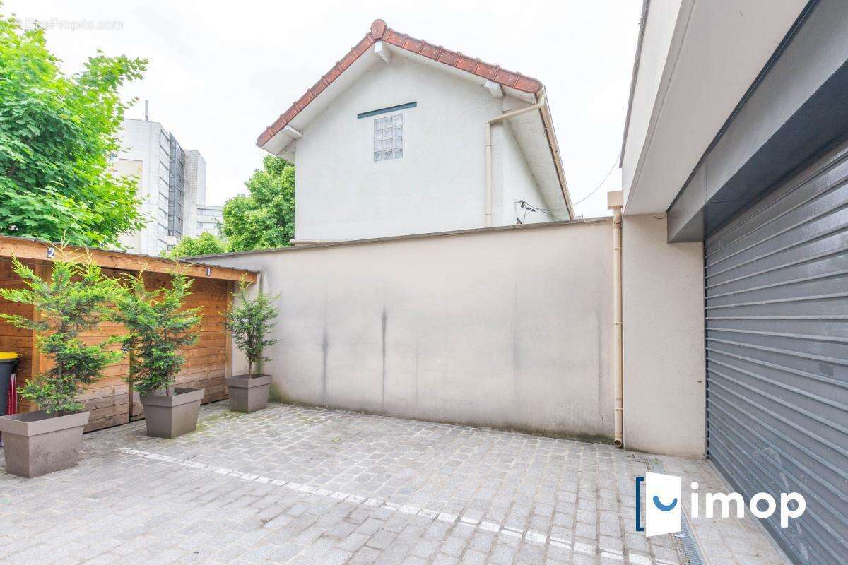Duplex en parfait état dans un immeuble de 2020 proche RER D T11 et Métro 13 à faibles charges - photo 9