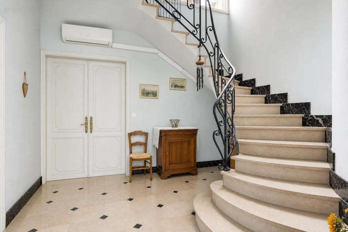 Maison de 9 pièces de 250 m² à Clérac - photo 11